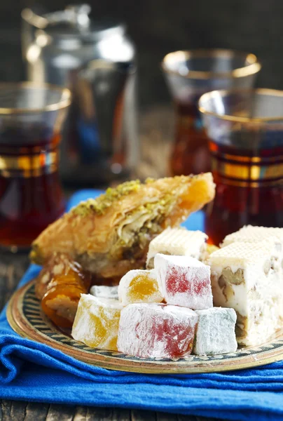 Turkse zoetigheden. (Baklawa, Lokum, druivenmost melasse met walnoot en noga gemengd) — Stockfoto