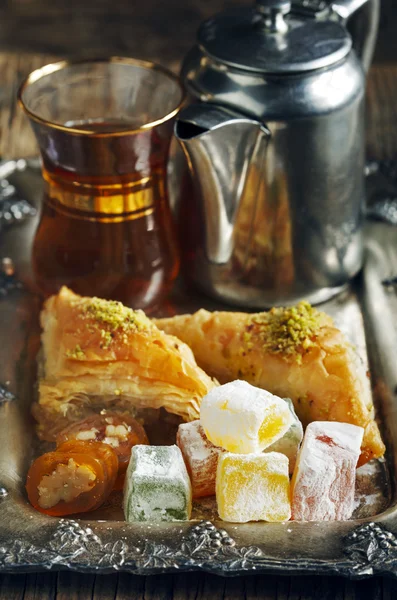 Doces turcos. (Baklawa, Lokum misto, melaço de uva com noz e nougat ) — Fotografia de Stock