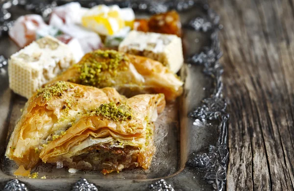 Doces turcos. (Baklawa, Lokum misto, melaço de uva com noz e nougat ) — Fotografia de Stock