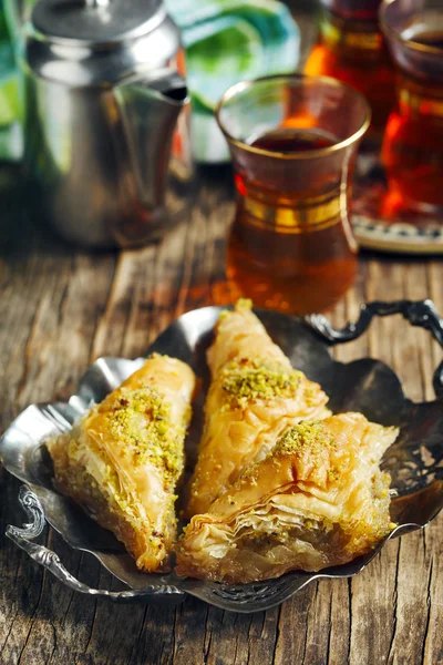 Türkisches Baklawa und Tassen Tee — Stockfoto