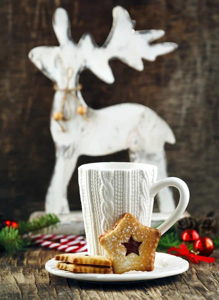 Χριστούγεννα Linzer Cookies και φλυτζάνι της καυτής σοκολάτας με marshmallow — Φωτογραφία Αρχείου