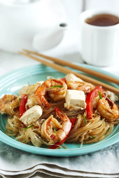 Macarrão de arroz delicioso com camarão de alho e tofu — Fotografia de Stock