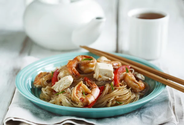 Delicious rice noodles with garlic shrimp and tofu — Stock Photo, Image