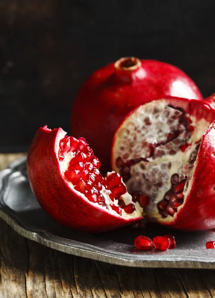 Frutas frescas de romã. — Fotografia de Stock