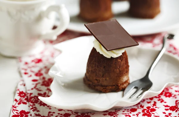 Kis csokoládé torta. Édes sütemény "burgonya" — Stock Fotó