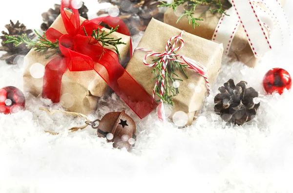 Cajas de regalos de Navidad con decoración . — Foto de Stock