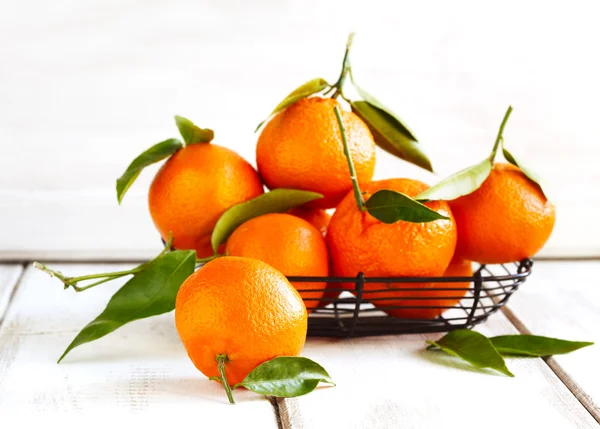 Frische Mandarine mit Blättern — Stockfoto