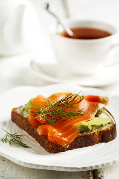 Sandwiches with smoked salmon and avocado — Stock Photo, Image