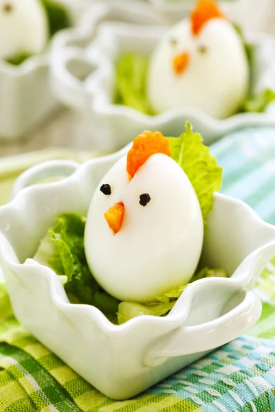 Familia de huevos de pollo duros. Comida de Pascua para niños — Foto de Stock