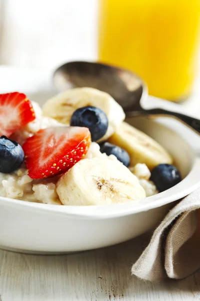 Oatmeal dengan beri — Stok Foto