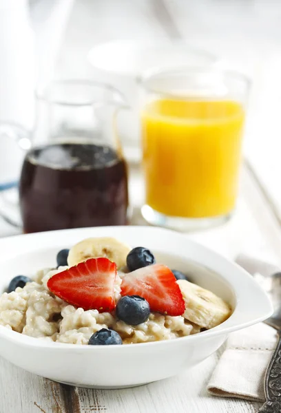 Haferflocken mit Beeren und Ahornsirup — Stockfoto