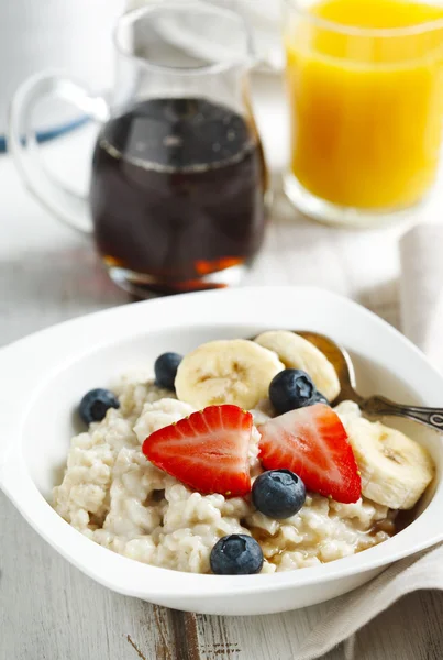 Haferflocken mit Beeren und Ahornsirup — Stockfoto