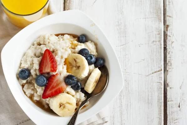 Harina de avena con bayas y jarabe de arce — Foto de Stock