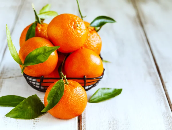 Mandarine fraîche aux feuilles — Photo