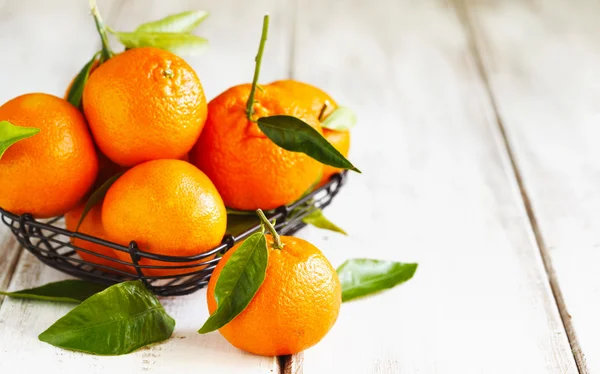 Mandarina fresca con hojas — Foto de Stock