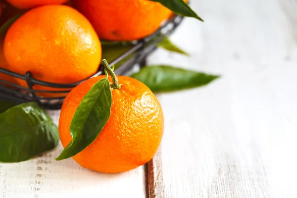 Mandarina fresca con hojas —  Fotos de Stock