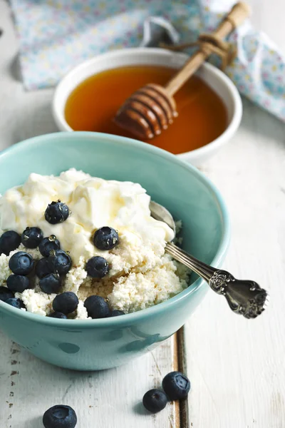 Fresh cottage cheese with sour cream and honey. Healthy breakfast — Stock Photo, Image