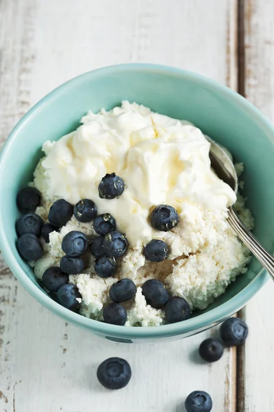 Queso cottage fresco con crema agria y miel. Desayuno saludable —  Fotos de Stock