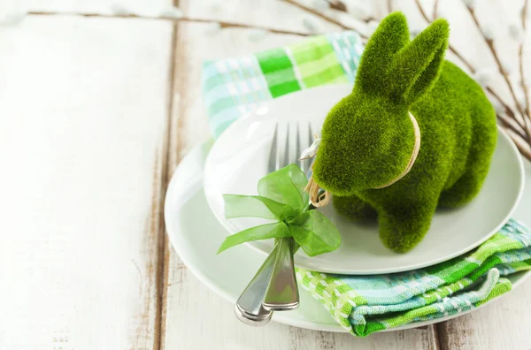 Definição de mesa de Páscoa com decoração de coelho verde — Fotografia de Stock