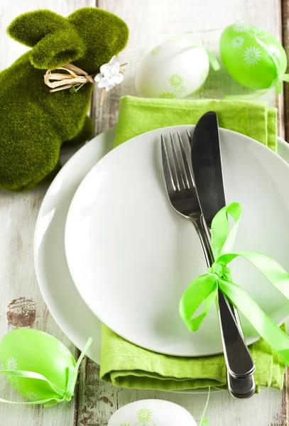 Easter table setting with green bunny decoration — Stock Photo, Image