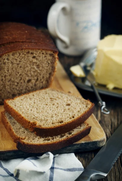 Wit-Russische rogge brood en boter op houten tafel — Stockfoto