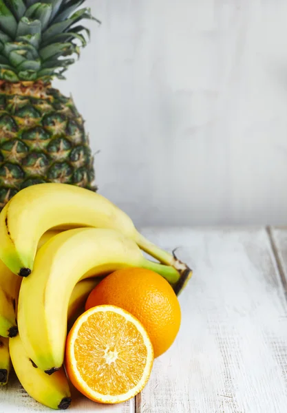 Löwenzahn auf verschwommenem grünen Naturhintergrund — Stockfoto