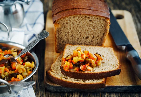 Vegetable stew and bread — Stock Photo, Image