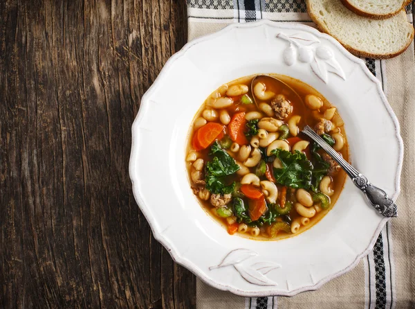 Sopa de salchichas y col rizada —  Fotos de Stock