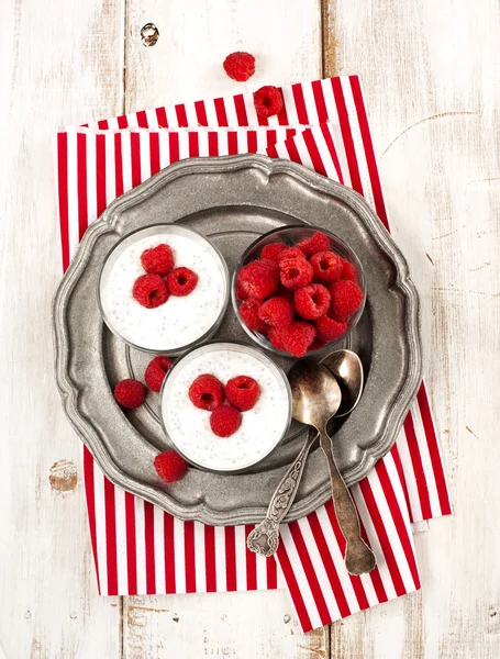 Yogurt with chia seeds and fresh raspberries for healthy breakfast — Stock Photo, Image