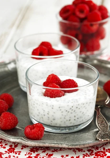 Yogurt with chia seeds and fresh raspberries for healthy breakfast — Stock Photo, Image