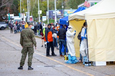 BRATISLAVA, SLOVAKIA - 31 Ekim: Ulusal Coronavirüs testi bekleyen kalabalık.