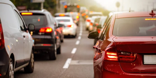 Vista trasera del coche moderno con luces de freno encendidas durante la hora punta — Foto de Stock