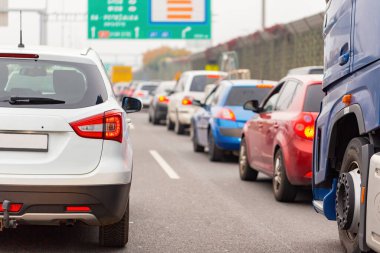 Otobanda trafik sıkışıklığında bekleyen otomobil kuyruğu