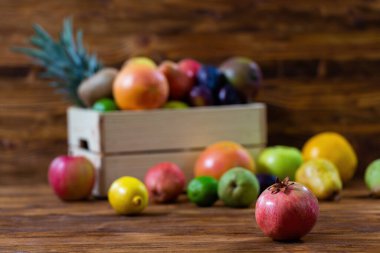 Ana odak noktası nar ve taze meyve dolu bir kutu.