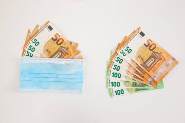 Masada duran maske ile Avro banknotları.