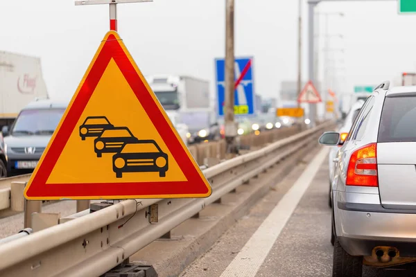 Sinal de engarrafamento em uma estrada com fila de carros esperando em fila — Fotografia de Stock