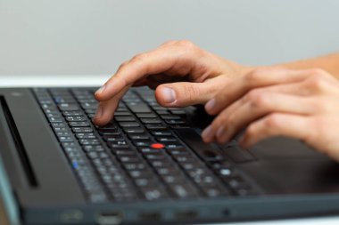 Ofisteki dizüstü bilgisayarda insan eli yazısı.