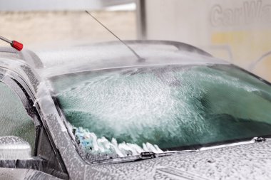 Araba yıkamada köpükle yüksek basınçlı araba temizliği.