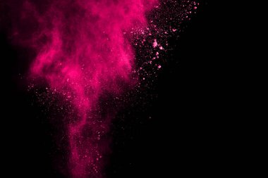 Siyah arka planda pembe toz patlaması. Renkli bulut. Renkli toz patlar. Boya Holi.