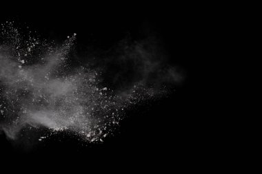 Siyah arka planda beyaz toz patlaması. Renkli bulut. Renkli toz patlar. Boya Holi.