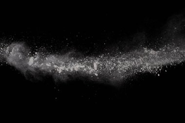 Siyah arka planda beyaz toz patlaması. Renkli bulut. Renkli toz patlar. Boya Holi.