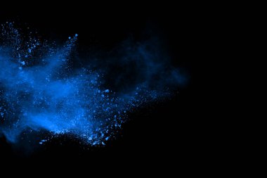 soyut mavi toz sıçrayan arkaplan, patlayan renk tozunun dondurucu hareketi / renk pudrası, siyah arkaplan üzerindeki renk parlatıcısı dokusu.