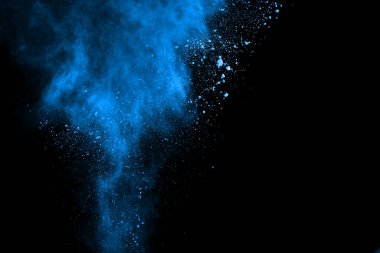 soyut mavi toz sıçrayan arkaplan, patlayan renk tozunun dondurucu hareketi / renk pudrası, siyah arkaplan üzerindeki renk parlatıcısı dokusu.