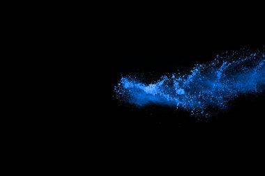 soyut mavi toz sıçrayan arkaplan, patlayan renk tozunun dondurucu hareketi / renk pudrası, siyah arkaplan üzerindeki renk parlatıcısı dokusu.