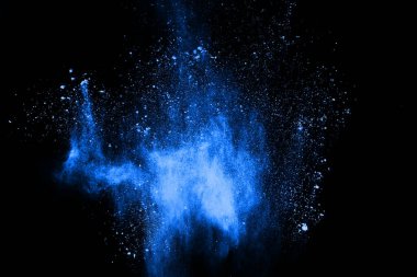 soyut mavi toz sıçrayan arkaplan, patlayan renk tozunun dondurucu hareketi / renk pudrası, siyah arkaplan üzerindeki renk parlatıcısı dokusu.