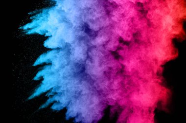 Siyah bir zemin üzerinde soyut renkli toz patlaması. Soyut toz püskürtülmüş arka plan, renk tozunun patlaması / renk tozunun dondurucu hareketi, çok renkli sim dokusu.