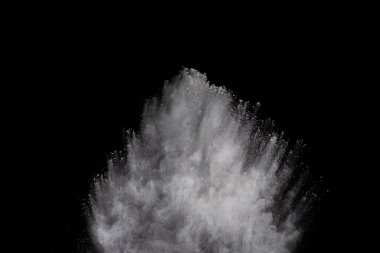Siyah arka planda beyaz toz patlaması. Renkli bulut. Renkli toz patlar. Boya Holi.