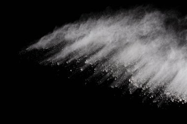 Siyah arka planda beyaz toz patlaması. Renkli bulut. Renkli toz patlar. Boya Holi.