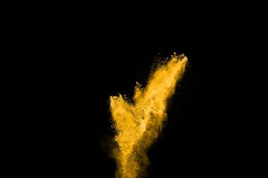 Siyah arkaplanda izole edilmiş sarı toz patlamasının dondurucu hareketi.
