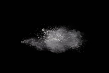 Siyah arka planda beyaz toz patlaması. Renkli bulut. Renkli toz patlar. Boya Holi.